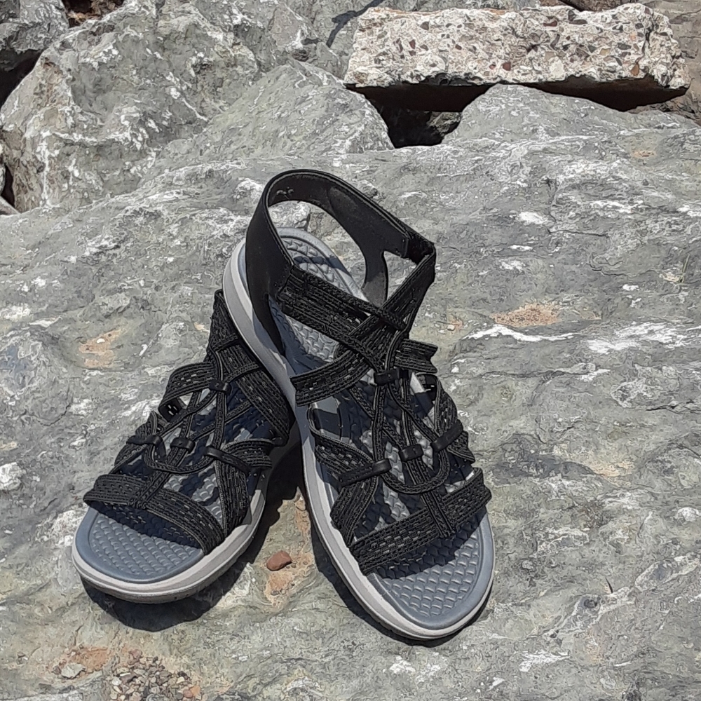 Beartraps black, flat, strapped sandals